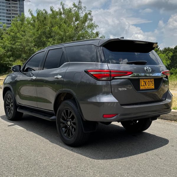 TOYOTA FORTUNER SRV 2023 - imagen secundaria 2
