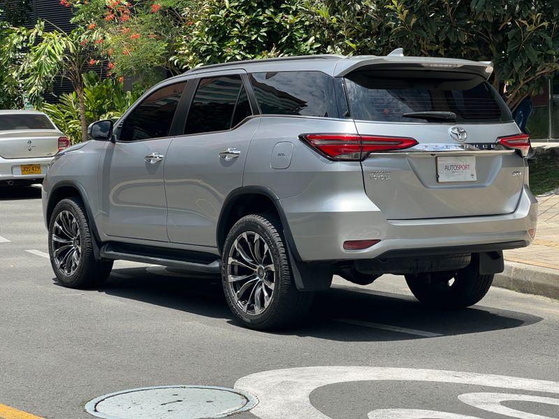 Toyota Fortuner 2.4 SRV 2023 - imagen secundaria 2