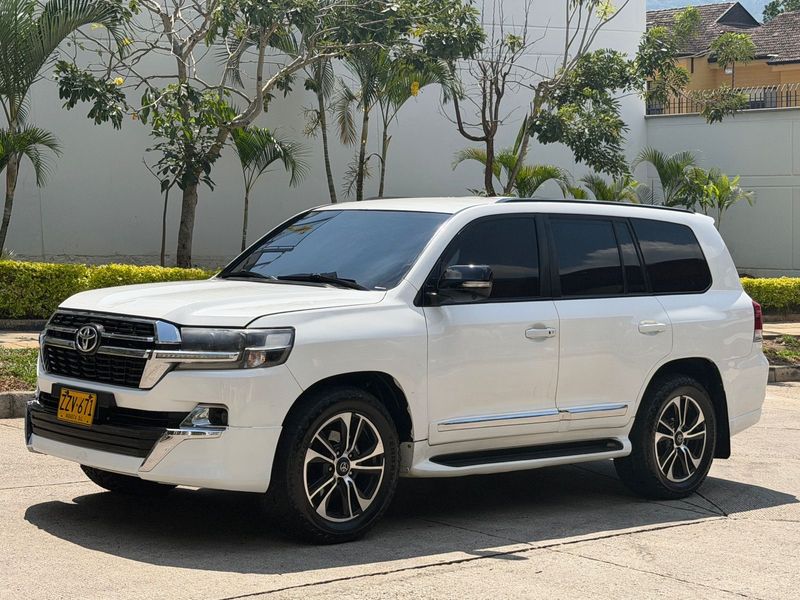 Toyota LC200 2017 diesel blindaje 2 Plus - imagen secundaria 1