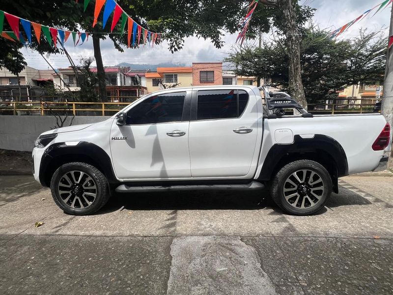 Toyota hilux 2.4 diésel - imagen secundaria 2
