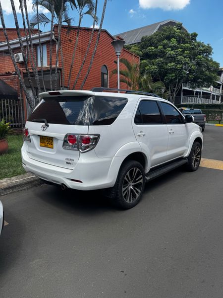 TOYOTA FORTUNER 7 PASAJEROS FULL 2015 ACEPTO PERMUTA - imagen secundaria 1
