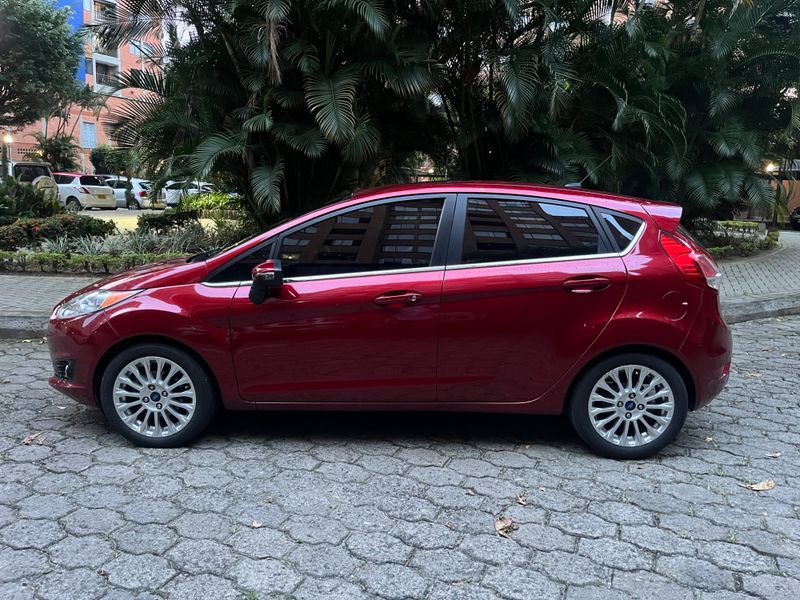 Ford fiesta titanium 1.6 AT - imagen secundaria 1
