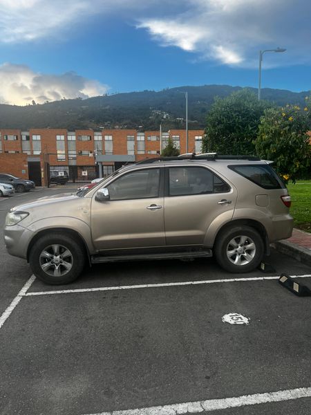 Toyota Fortuner 2010 - 2.7 Mecánica 4x4 - imagen secundaria 2