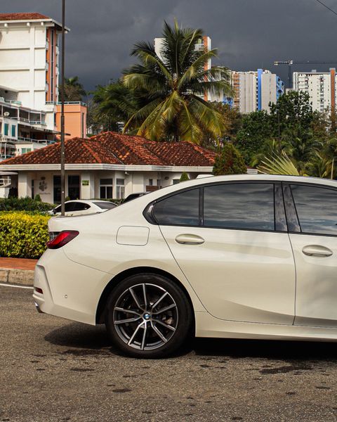 BMW 330i 2023 - imagen secundaria 2