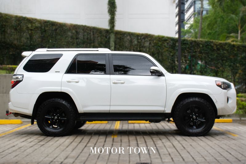 TOYOTA 4RUNNER SR5 2024