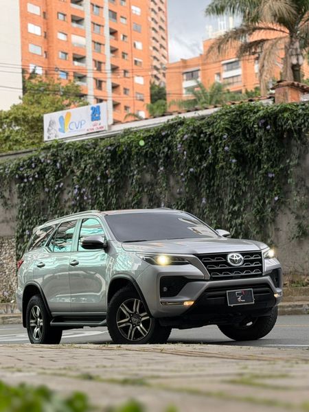 Toyota Fortuner SR 2.4cc - imagen secundaria 2