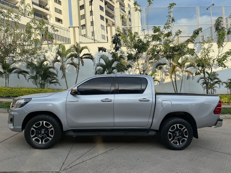 Toyota Hilux Diesel 2.4 - imagen secundaria 2