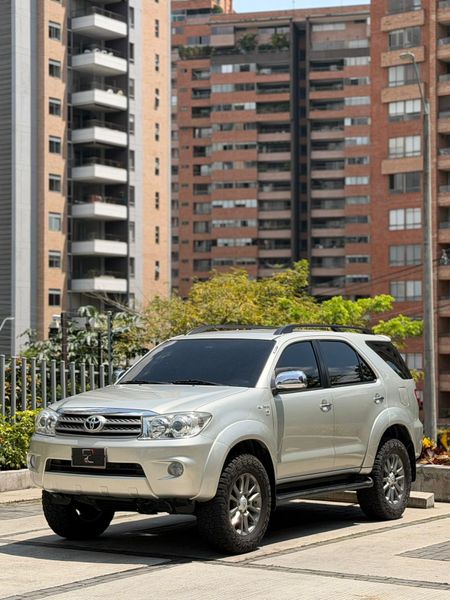 Toyota Fortuner SR5 - imagen secundaria 1