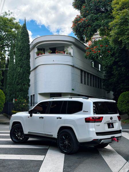 Toyota Land Cruiser LC300 GR-S Diésel B2 - imagen secundaria 2