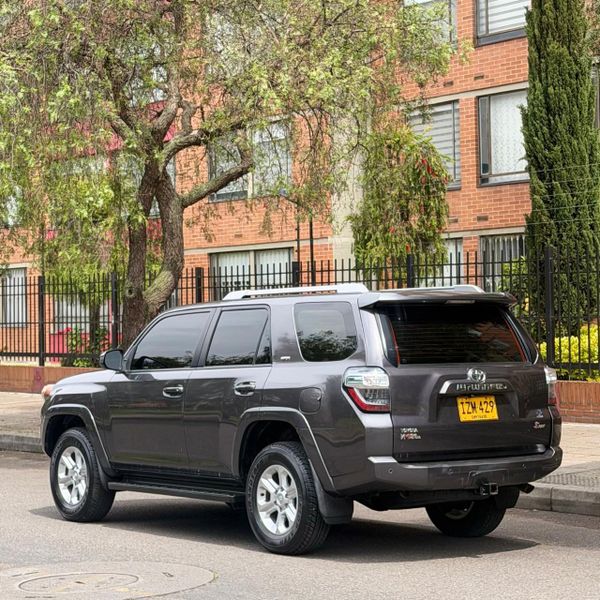 TOYOTA 4RUNNER SRV - imagen secundaria 1