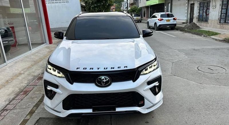 Toyota Fortuner GR 2026 - imagen secundaria 1
