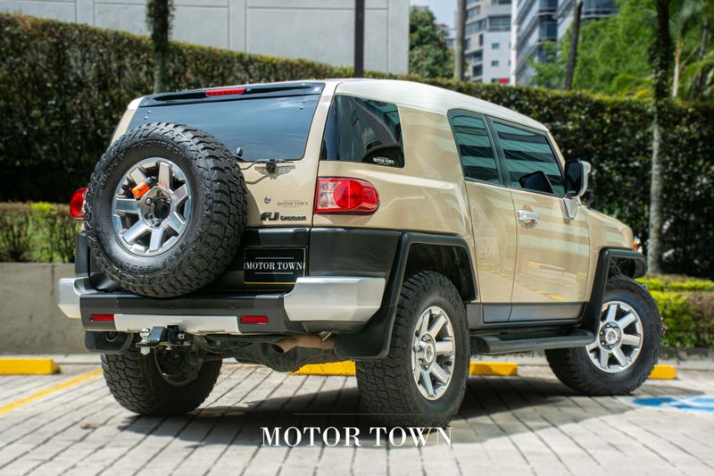 TOYOTA FJ CRUISER 2023 - imagen secundaria 2