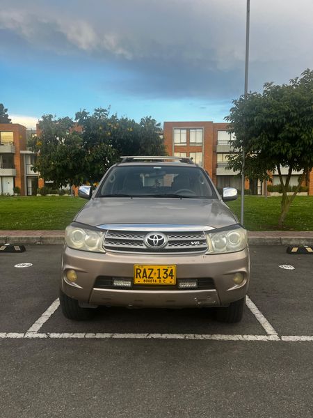 Toyota Fortuner 2010 - 2.7 Mecánica 4x4 - imagen secundaria 1