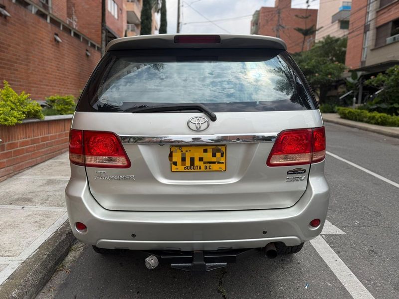 Toyota Fortuner 3.0 4x4 Diesel Automática - imagen secundaria 2