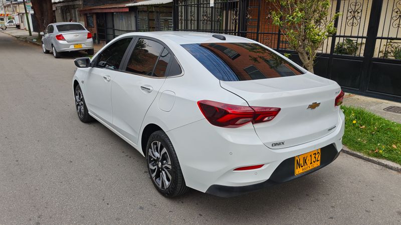 Chevrolet Onix Turbo Premier - imagen secundaria 2