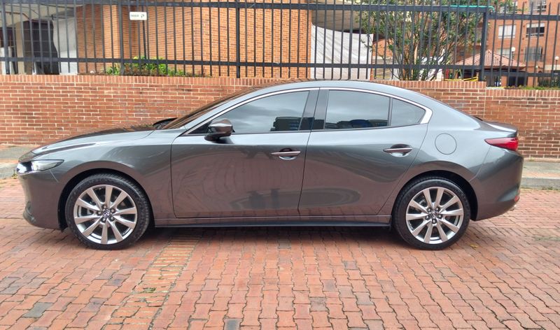 Lindo Mazda 3 Grand Touring híbrido Mhev AT 2025. Como nuevo - imagen secundaria 2